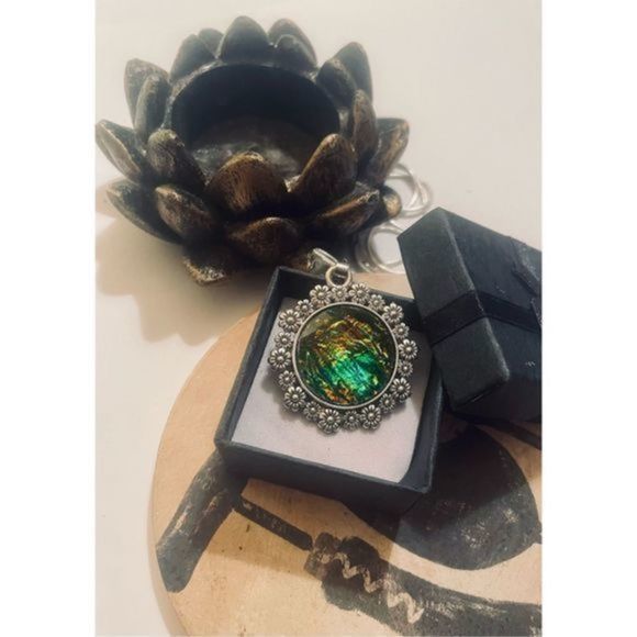 Multi-colored crystal MEDALLION NECKLACE - Picture 3 of 7